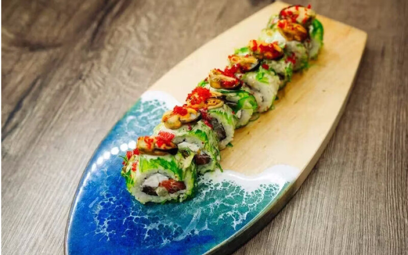 Ролл с форелью, мидиями и чукой