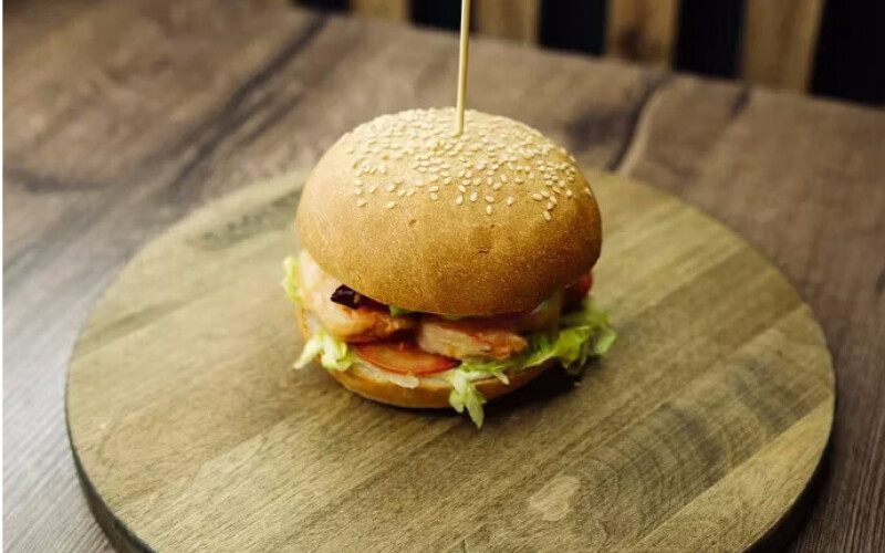 Бургер с хрустящей креветкой