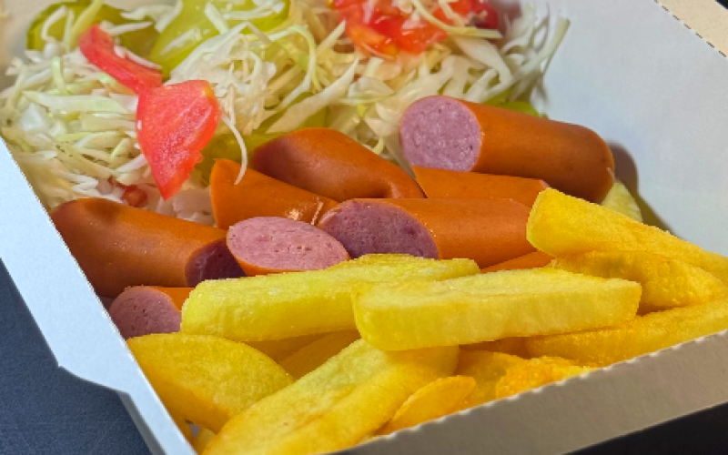 Бокс с картофелем фри и колбасками
