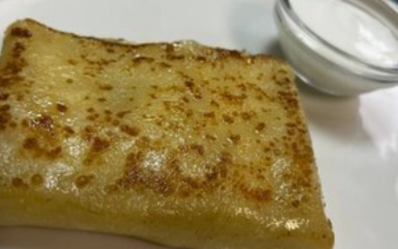 Блинчик с творогом и сметаной