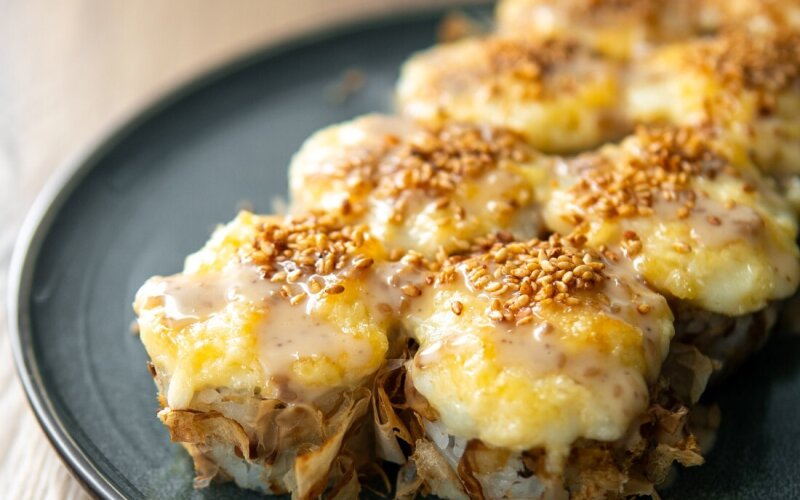 Ролл запеченный с тунцом