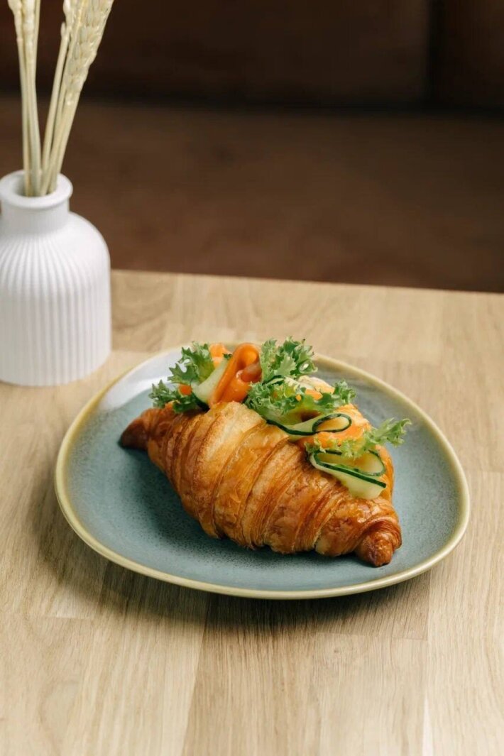 Круассан с лососем