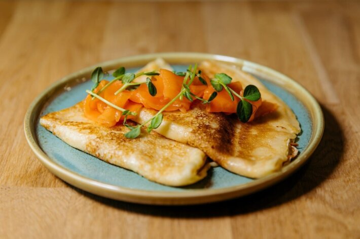 Блины с лососем и моцареллой