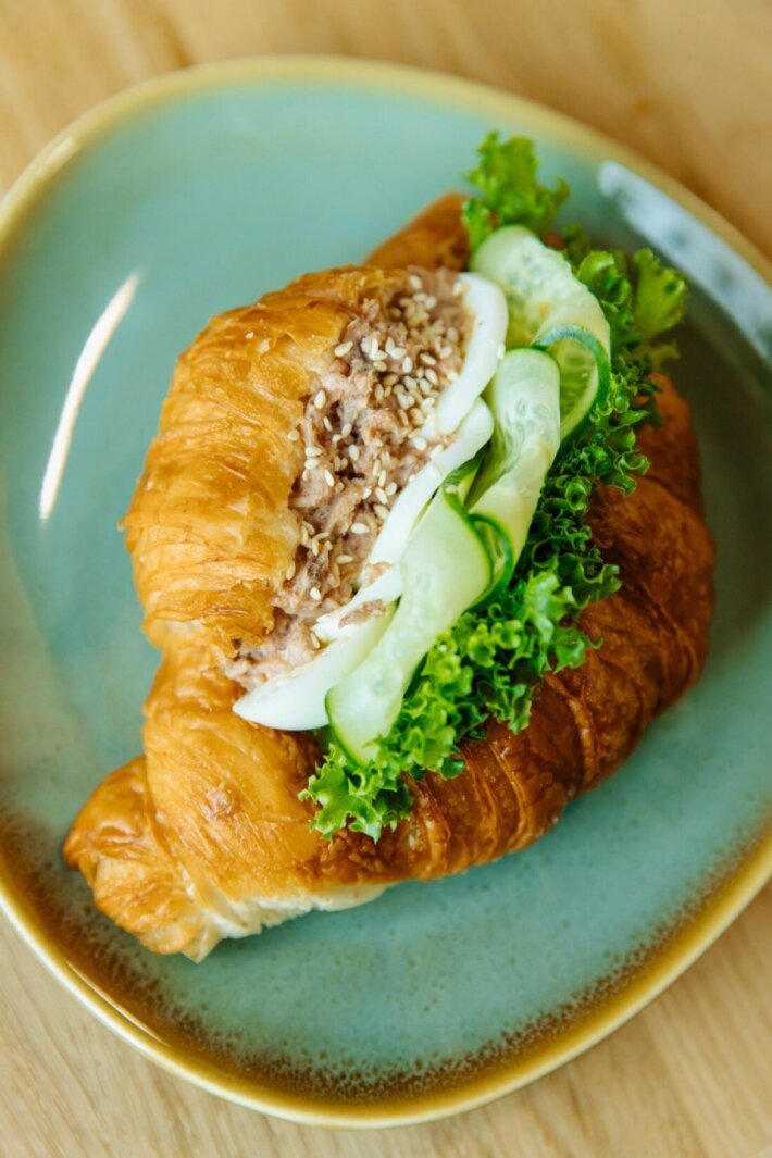 Круассан с тунцом
