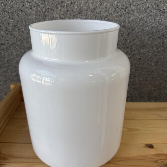 Ваза стеклянная белая