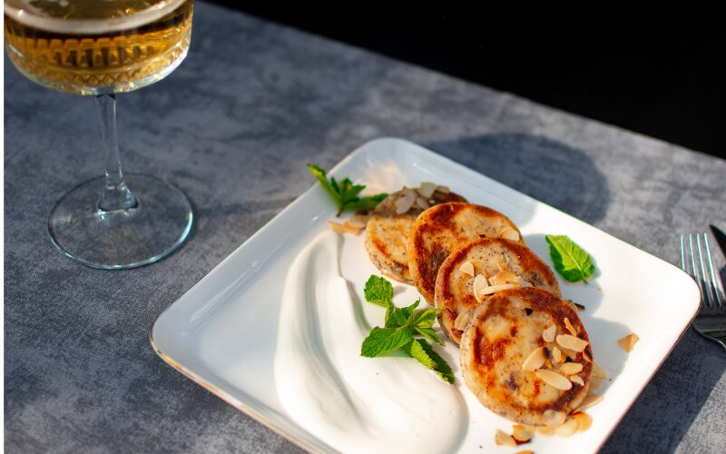 Сырники с маком и сметаной