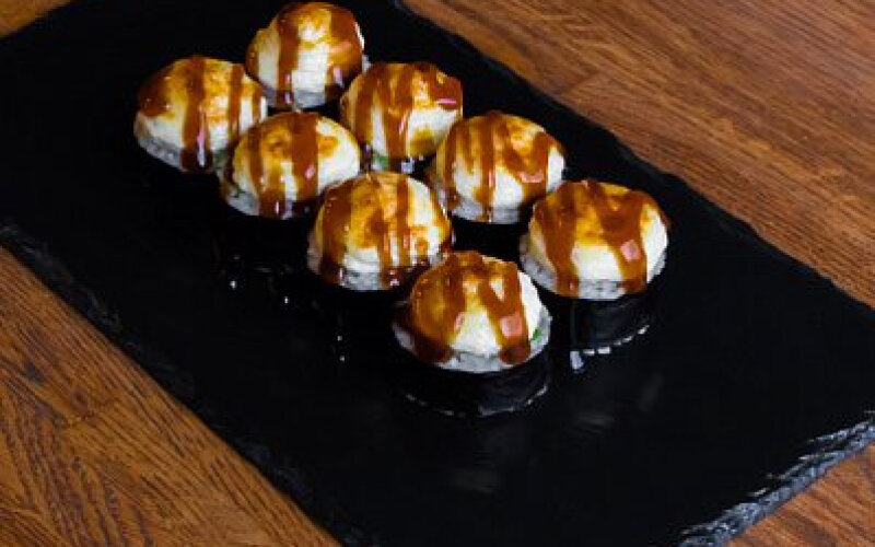 Запечённый хосомаки с тунцом