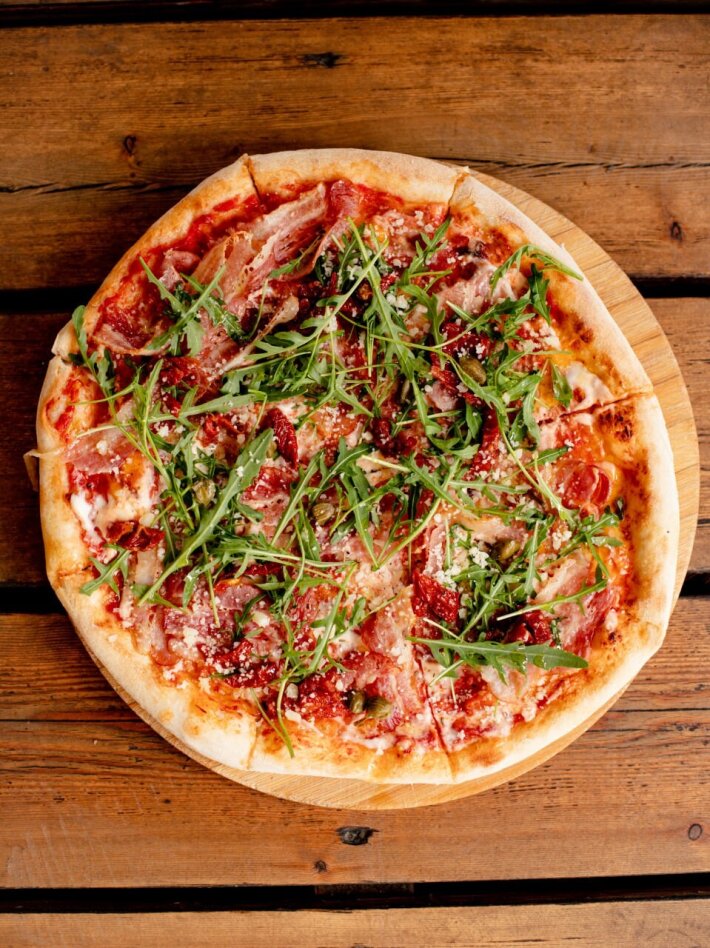 Пицца с вялеными томатами и беконом