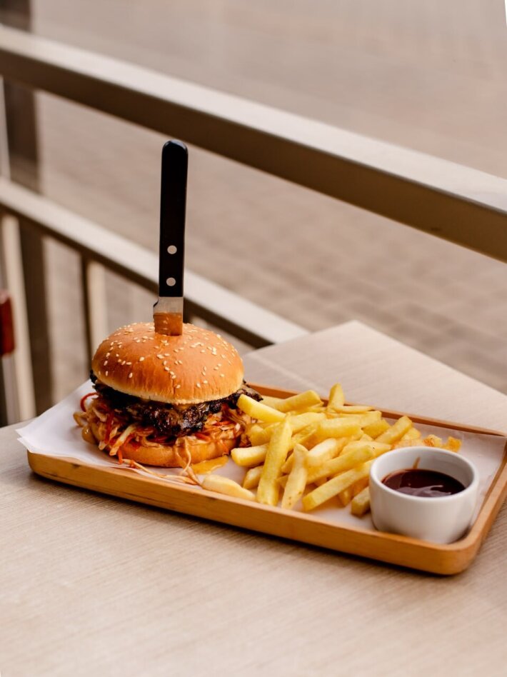 Бургер с говядиной и картофель с соусом Маргарита