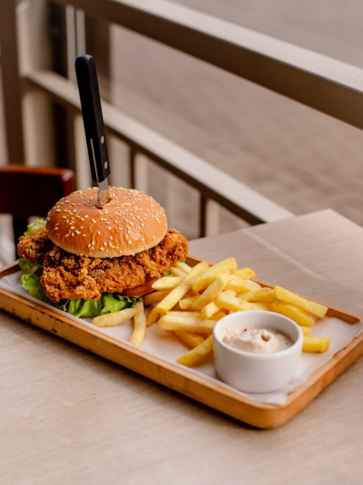 Бургер с курицей и картофель с соусом Цезарь