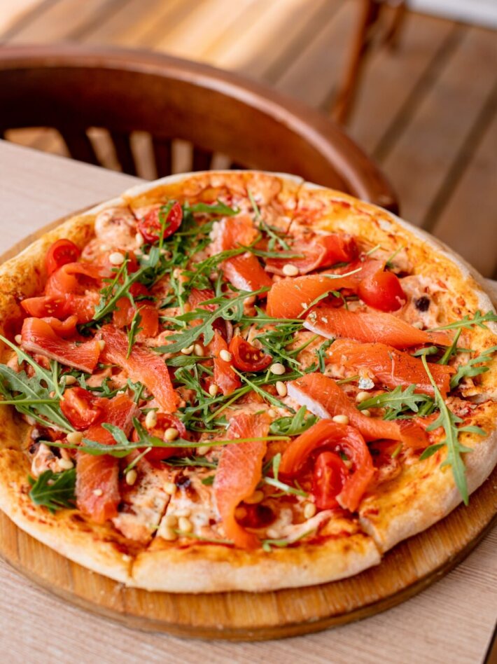 Пицца с форелью и трюфельным маслом