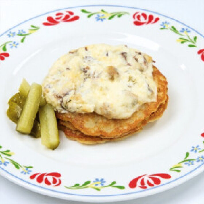 Драники с куриными бёдрами и беконом