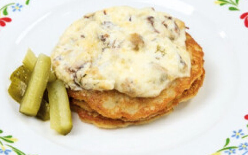 Драники с куриными бёдрами и беконом