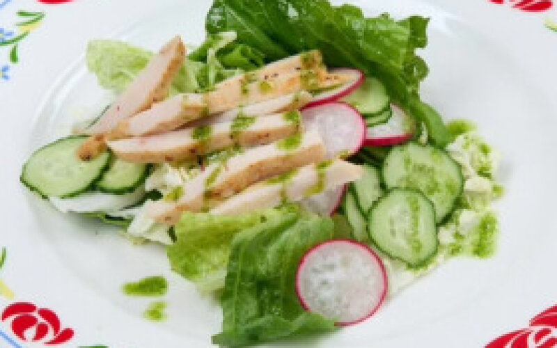 Овощной салат с курицей
