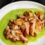 Куриное бедро с соусом из цукини и шампиньонами фри