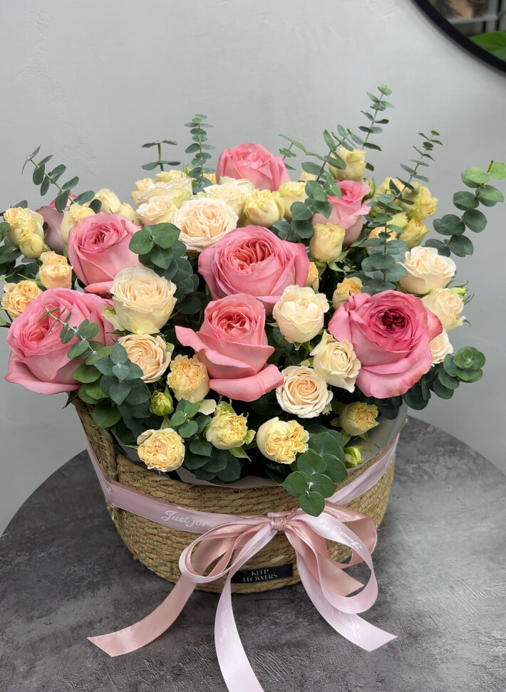 Корзина с пионовидными розами