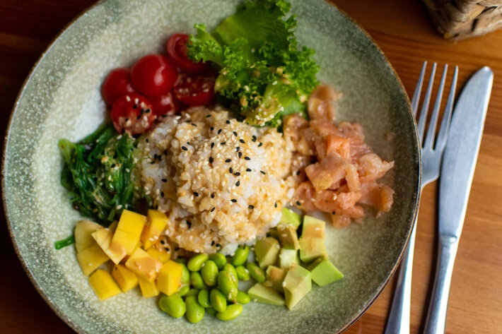 Поке с лососем и авокадо