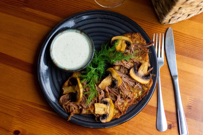 Драники с рваной говядиной, жареными грибами и сметанным соусом