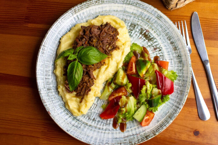 Томленая рваная говядина с орехово-картофельным кремом и овощами салатом