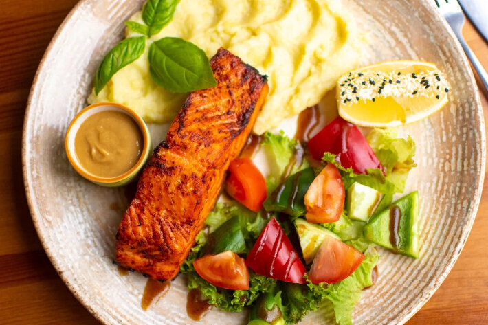 Лосось с мятым картофелем и соусом «Мисо»