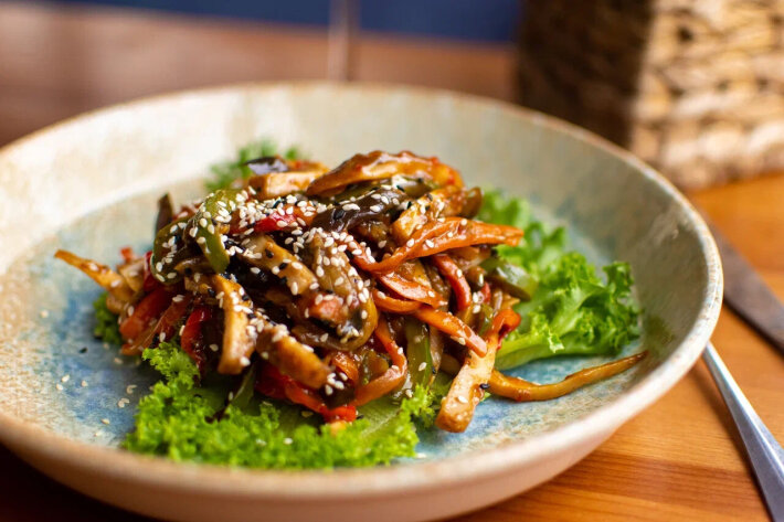 Салат с маринованным цыпленком, печеными овощами и кунжутом