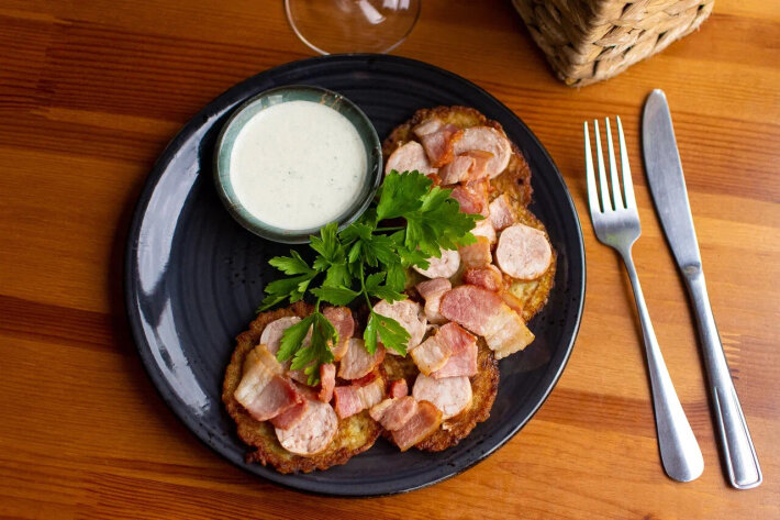 Драники с домашними колбасками и беконом