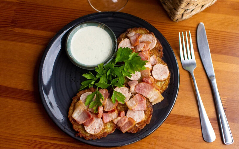 Драники с домашними колбасками и беконом