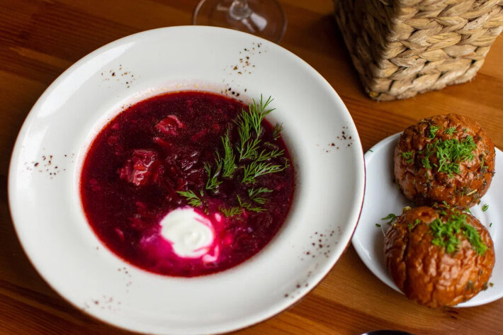 Борщ с томленной свининой и чесночными пампушками