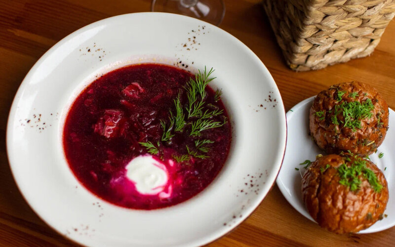 Борщ с томленной свининой и чесночными пампушками