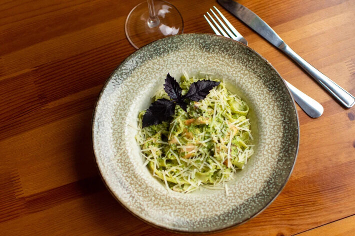 Тальятелле с лососем и шпинатом