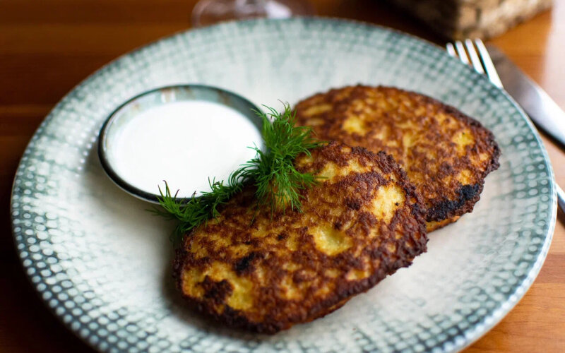 Колдуны с мясной начинкой и сметаной
