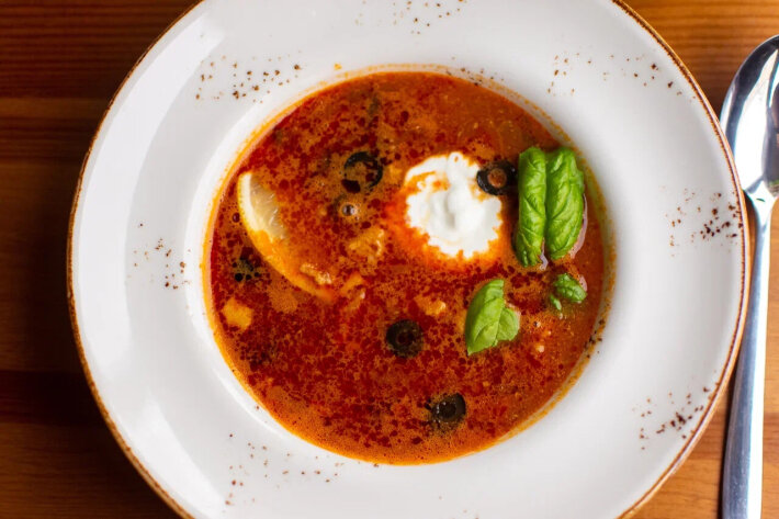 Солянка мясная «По-белорусски» с хрустящим хлебом