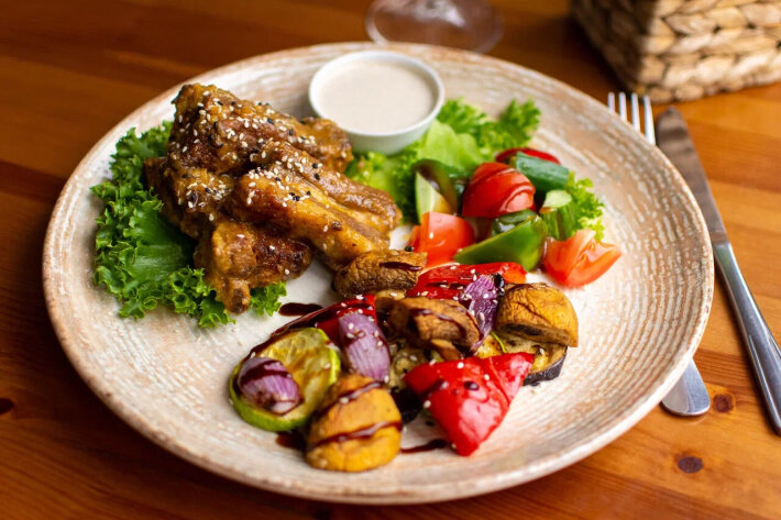 Печеные свиные ребра в апельсиновой карамели с овощами гриль с перечным соусом