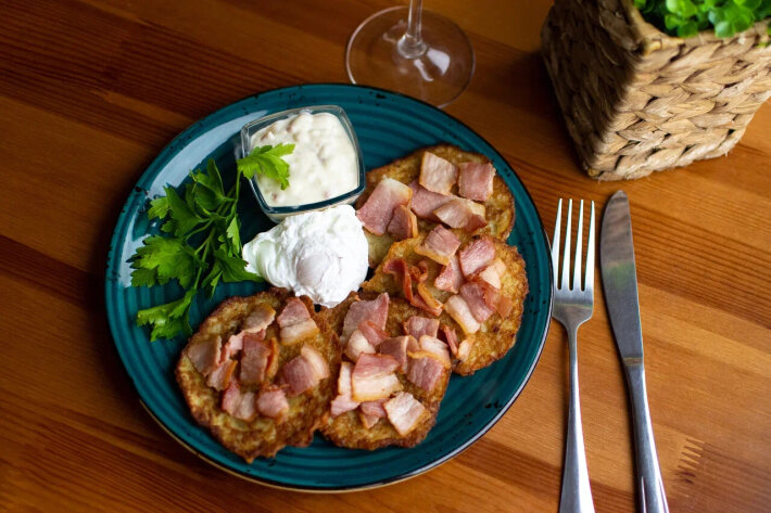 Драники с ветчиным соусом, беконом и яйцом-пашот