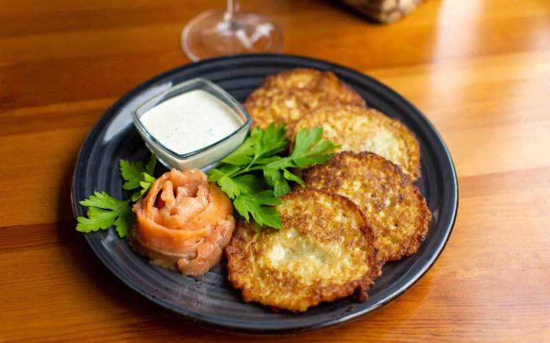 Драники с лососем слабой соли и и зеленым сметанным соусом