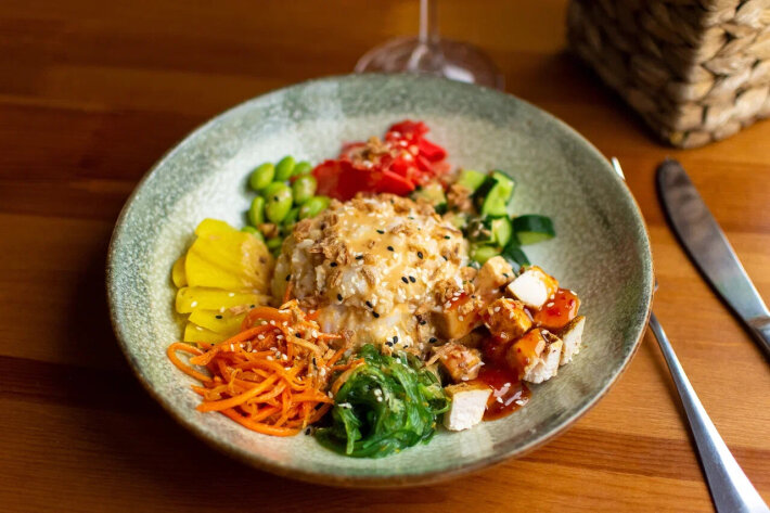 Поке с цыпленком и овощами