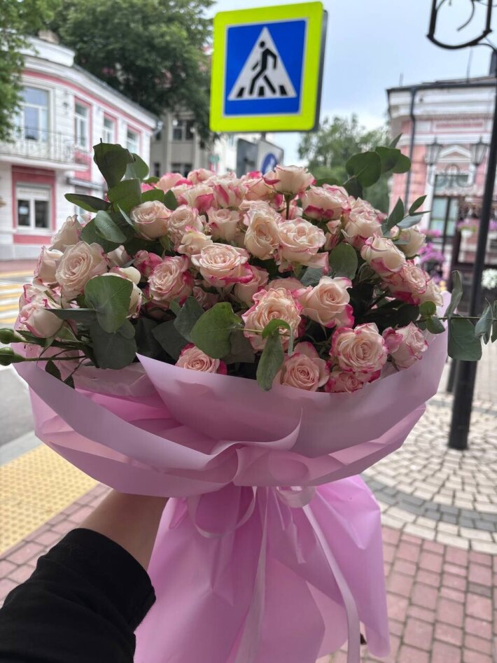 Букет из кустовой розы и эвкалипта