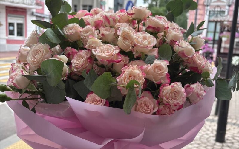 Букет из кустовой розы и эвкалипта