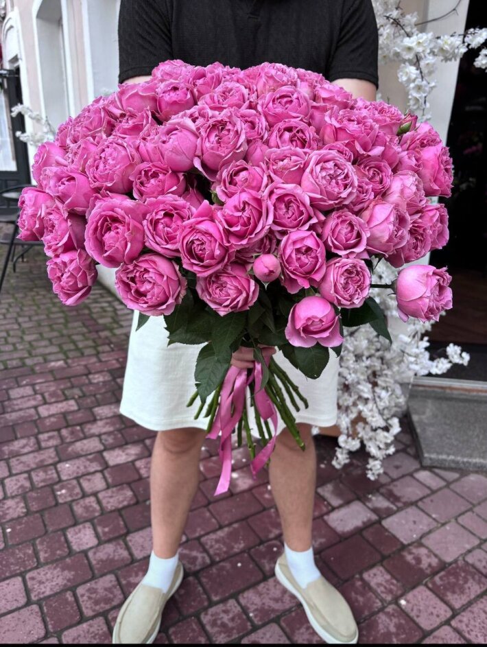Букет из 29-и пионовидных кустовых роз