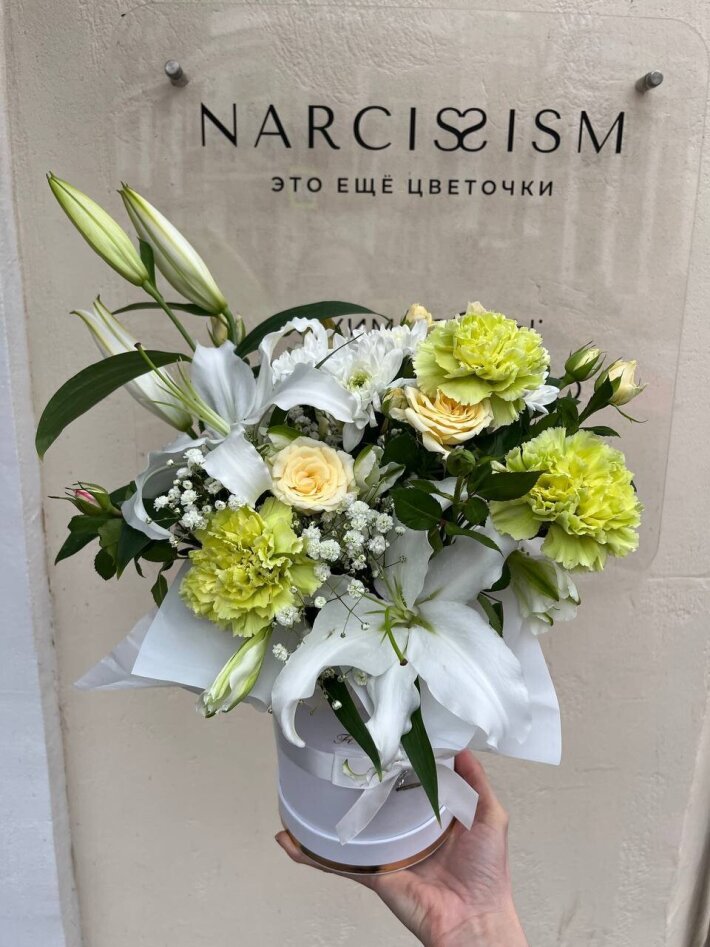 Шляпная коробка с лилией и диантусом