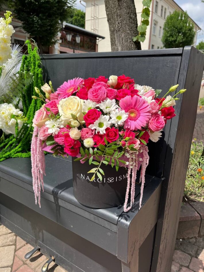 Шляпная коробка яркая с гермини