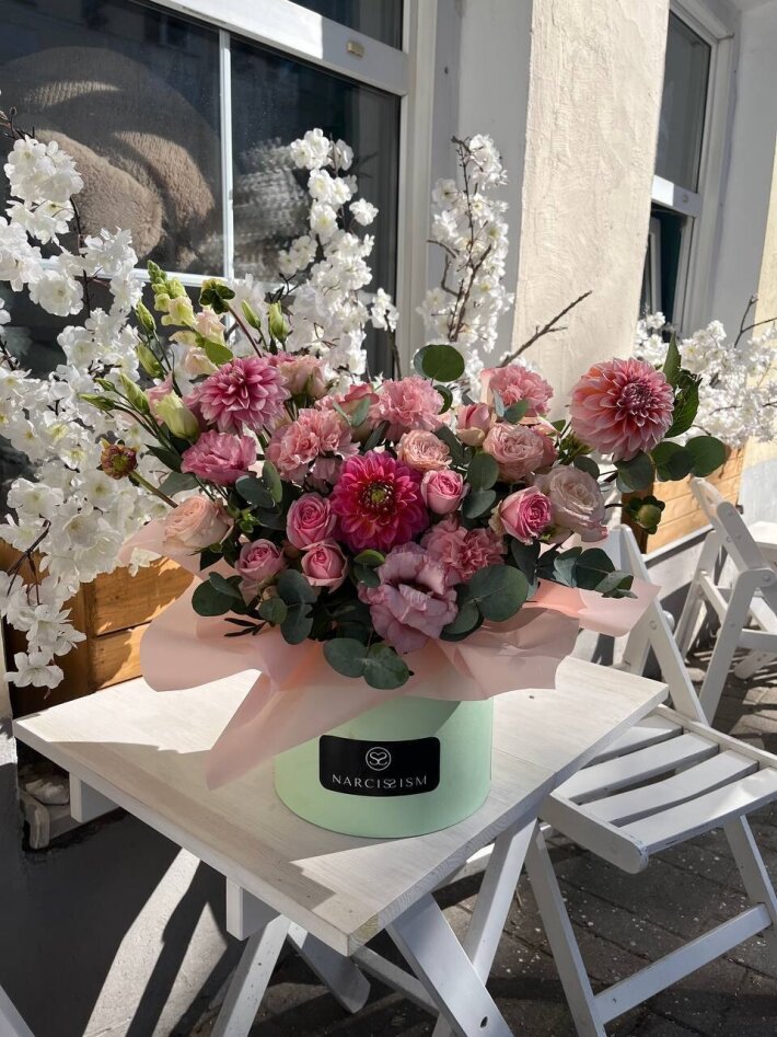 Шляпная коробка с георгинами