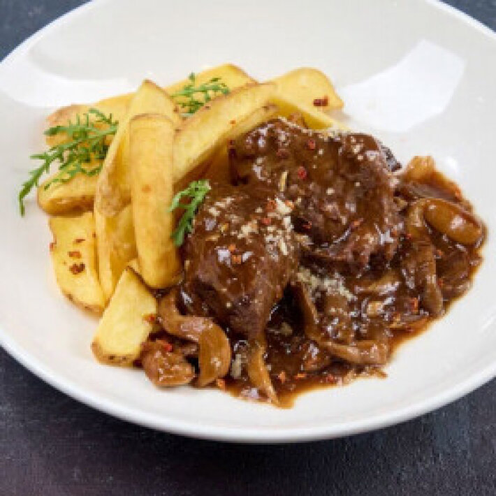 Говяжьи щёки с картофельными лодочками