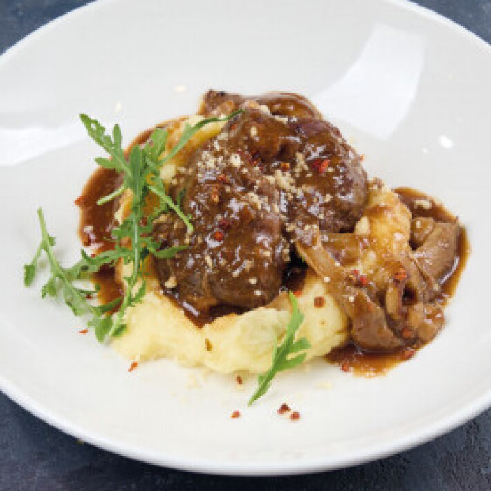 Говяжьи щёки с картофельным пюре