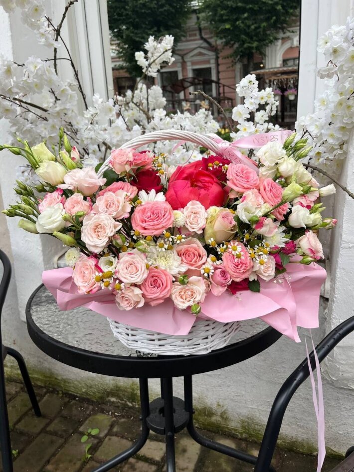 Корзина кустовых роз, эустомы с пионами