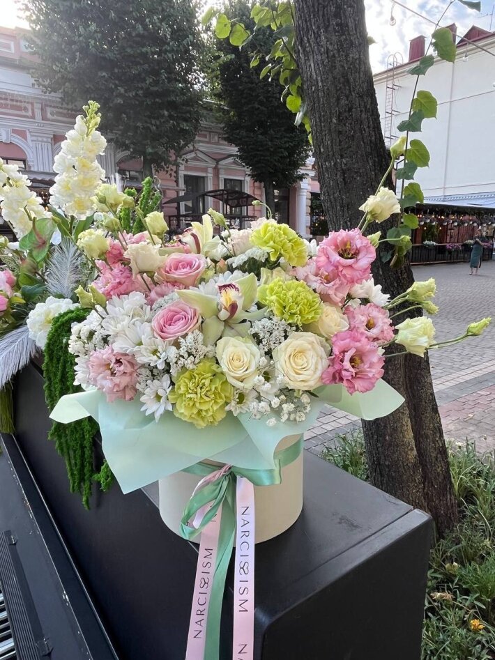 Нежная шляпка с цимбидиумом