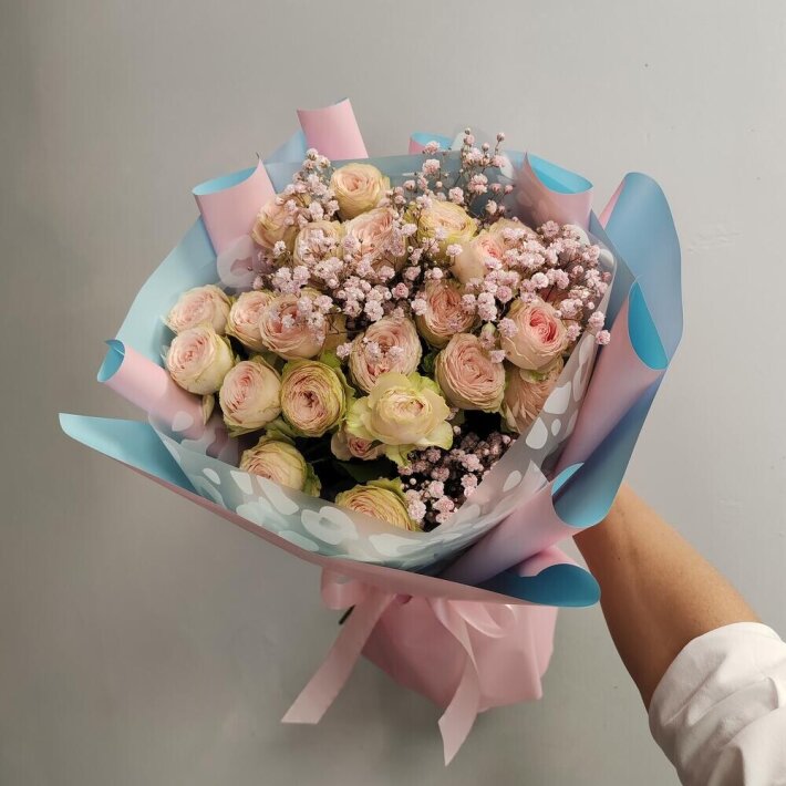 Букет из кустовой розы и гипсофилы