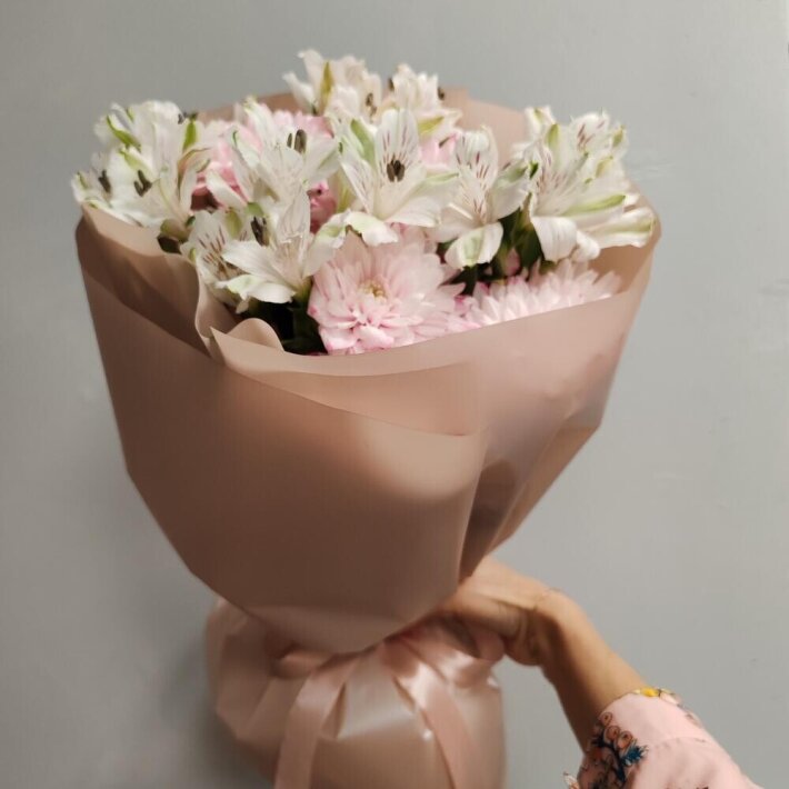 Букет из розовой хризантемы и альстромерии