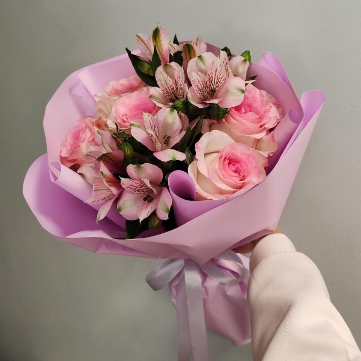 Букет из розочки и альстромерии