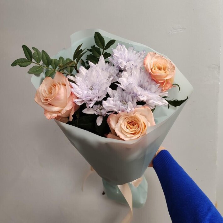 Букет из роз и хризантемы